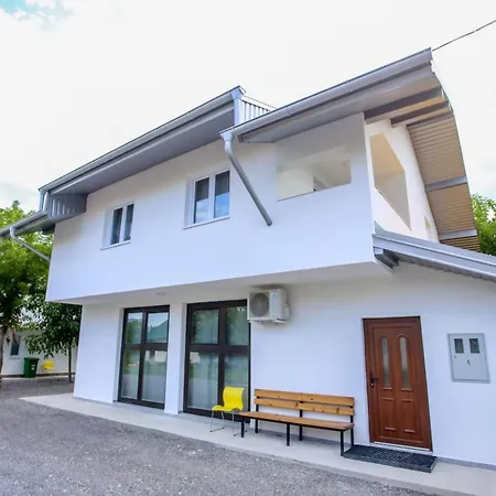 Apartament River 1 *